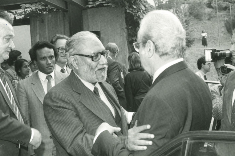 An historical photo of TWAS Founder and Founding Fellow Abdus Salam of Pakistan in 1985. Salam, who was also a Nobel laureate in physics, is welcoming United Nations Secretary General Javier Pérez de Cuéllar to TWAS's first-ever General Conference in Trieste, Italy. [Photo: TWAS]